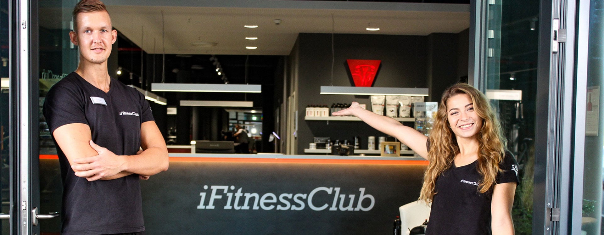 Zwei mitarbeitende in fitnessstudio